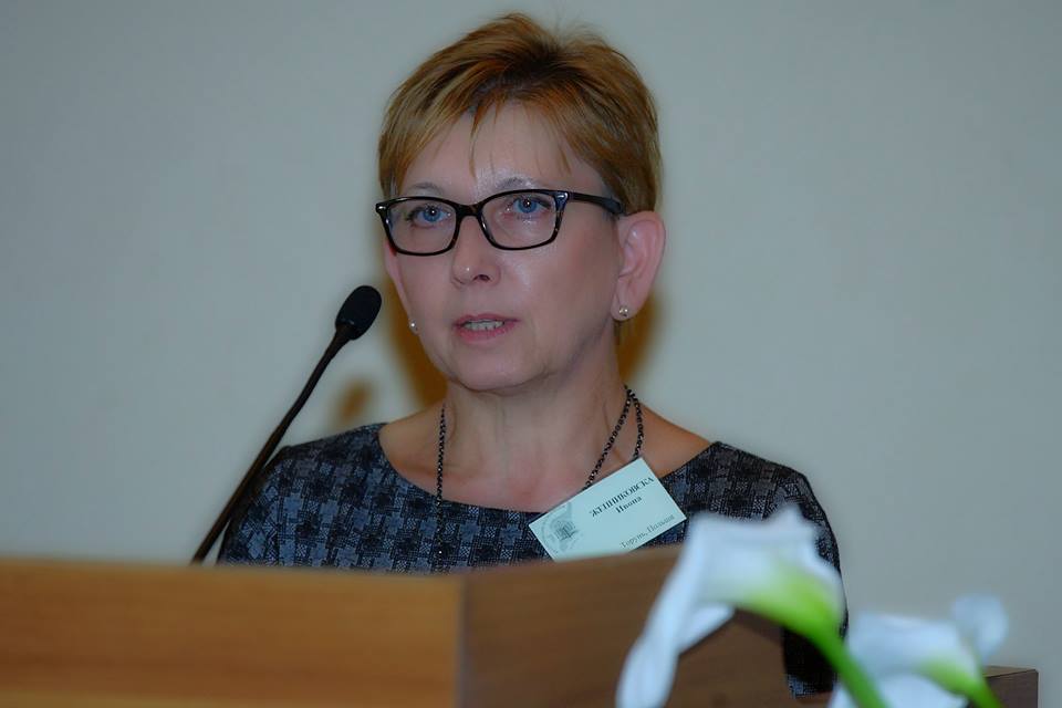 Prof. Iwona Rzepnikowska wygłasza referat o jabłkach i ich funkcji fabularnej w bajkach ludowych